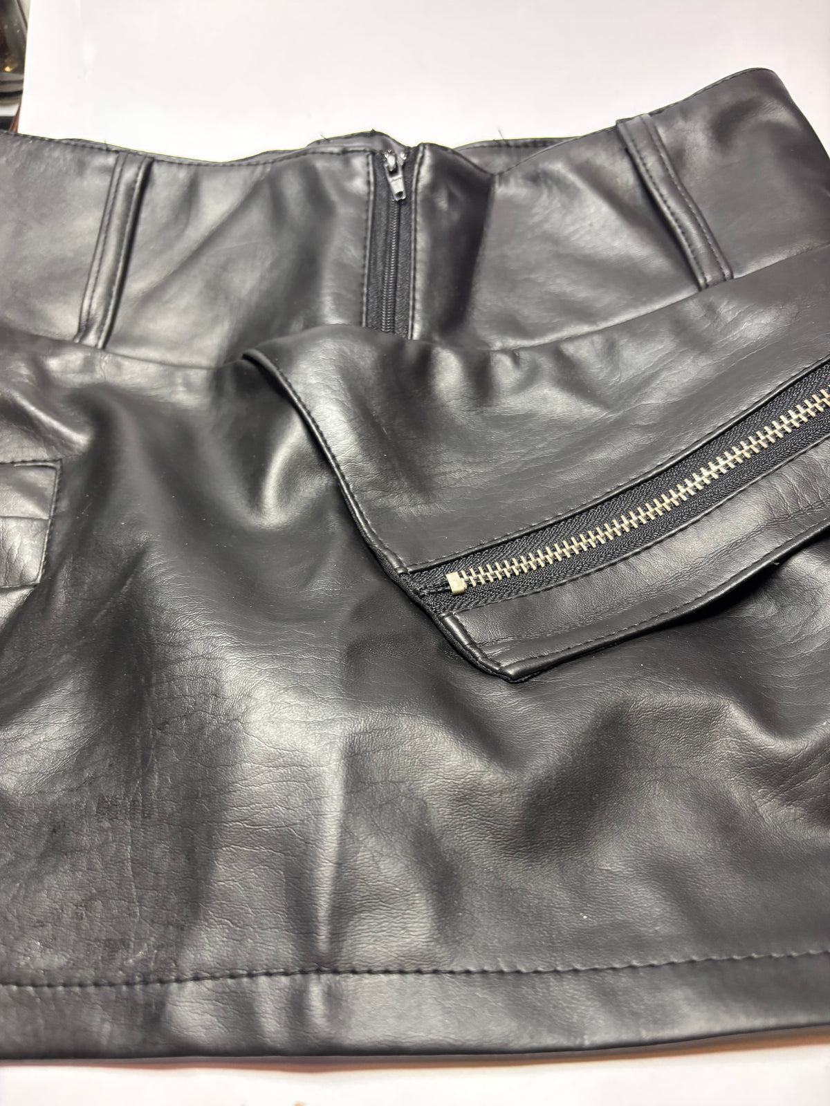 MINI-JUPE CHASE NOIRE EFFET CUIR – TAILLE S (34/36) – NEUVE AVEC ÉTIQUETTE 🔥