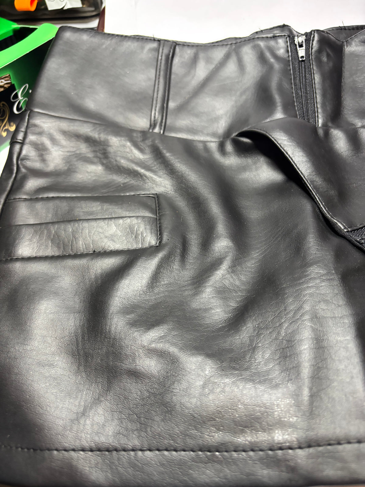 MINI-JUPE CHASE NOIRE EFFET CUIR – TAILLE S (34/36) – NEUVE AVEC ÉTIQUETTE 🔥