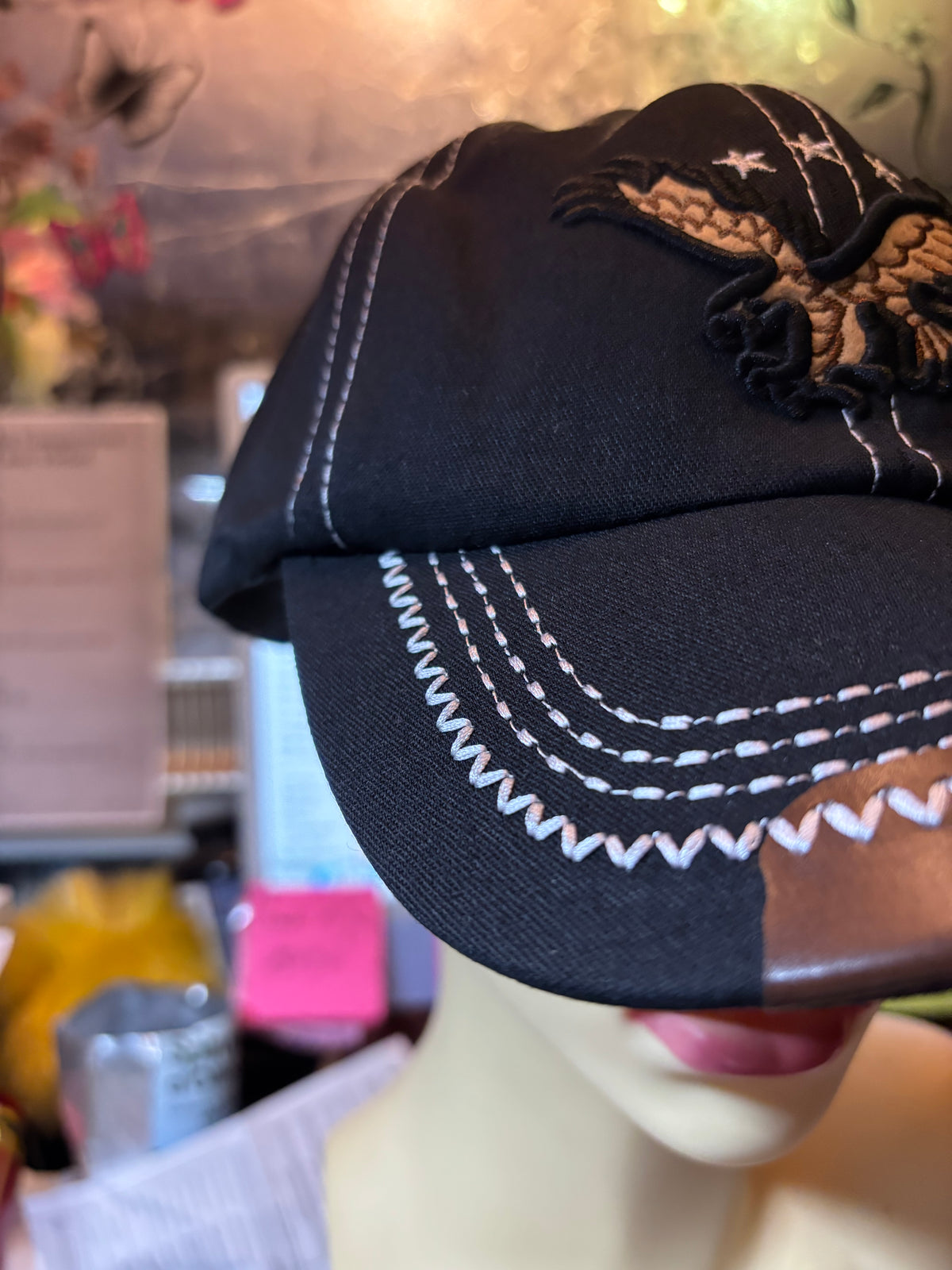 🦅 CASQUETTE NOIRE AVEC AIGLE BRODÉ RELIEF – VISIÈRE RIGIDE – STYLE WESTERN & BIKER 🦅