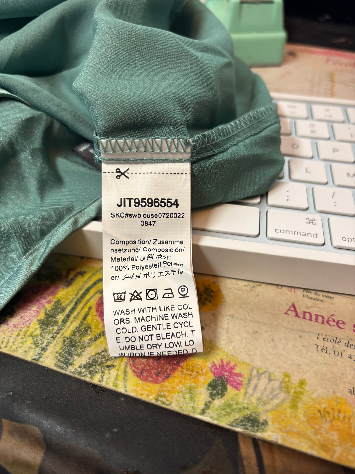 🌿 T-SHIRT SATINÉ VERT SAUGE – ÉLÉGANCE &amp; DOUCEUR 🌿