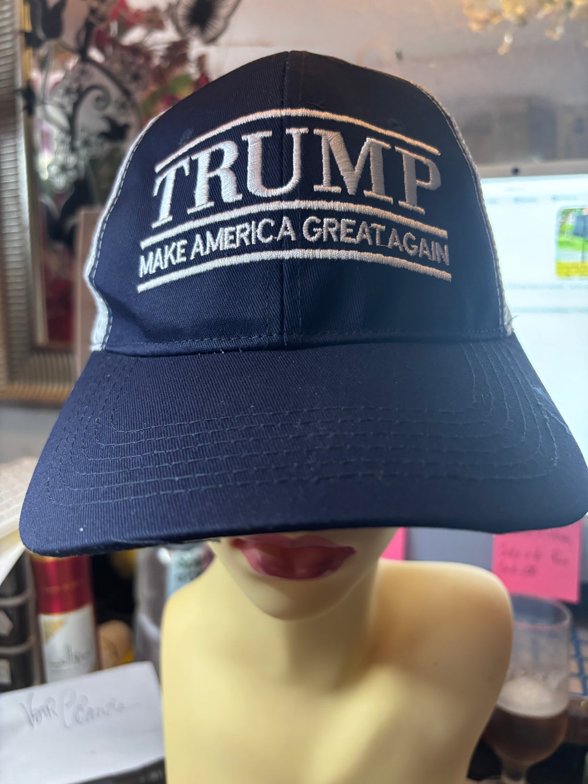🧢 CASQUETTE TRUMP BLEU MARINE &amp; BLANCHE – ÉDITION BRODÉE PREMIUM