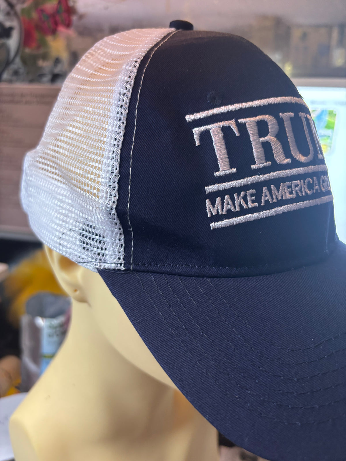 🧢 CASQUETTE TRUMP BLEU MARINE &amp; BLANCHE – ÉDITION BRODÉE PREMIUM