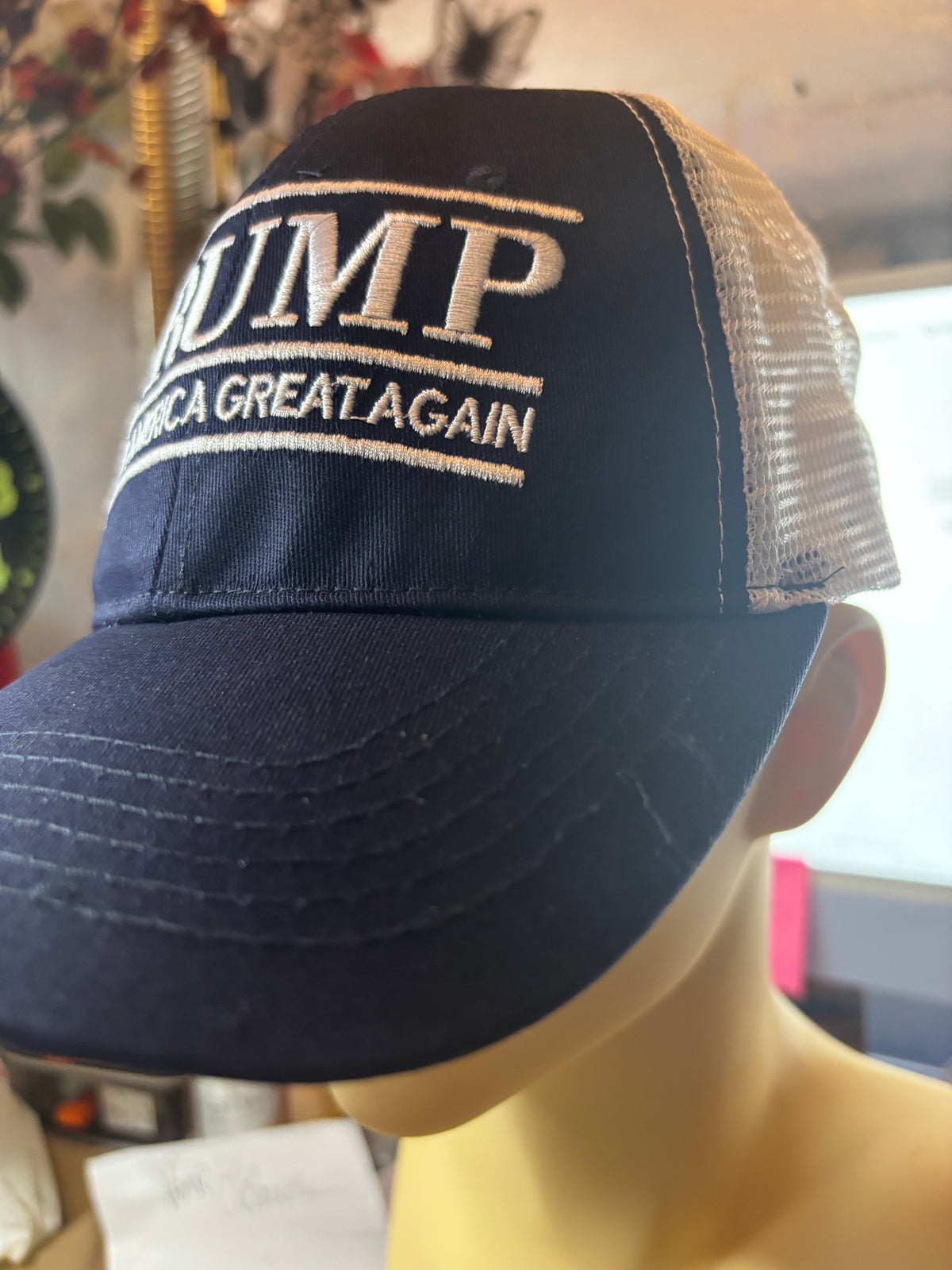 🧢 CASQUETTE TRUMP BLEU MARINE &amp; BLANCHE – ÉDITION BRODÉE PREMIUM