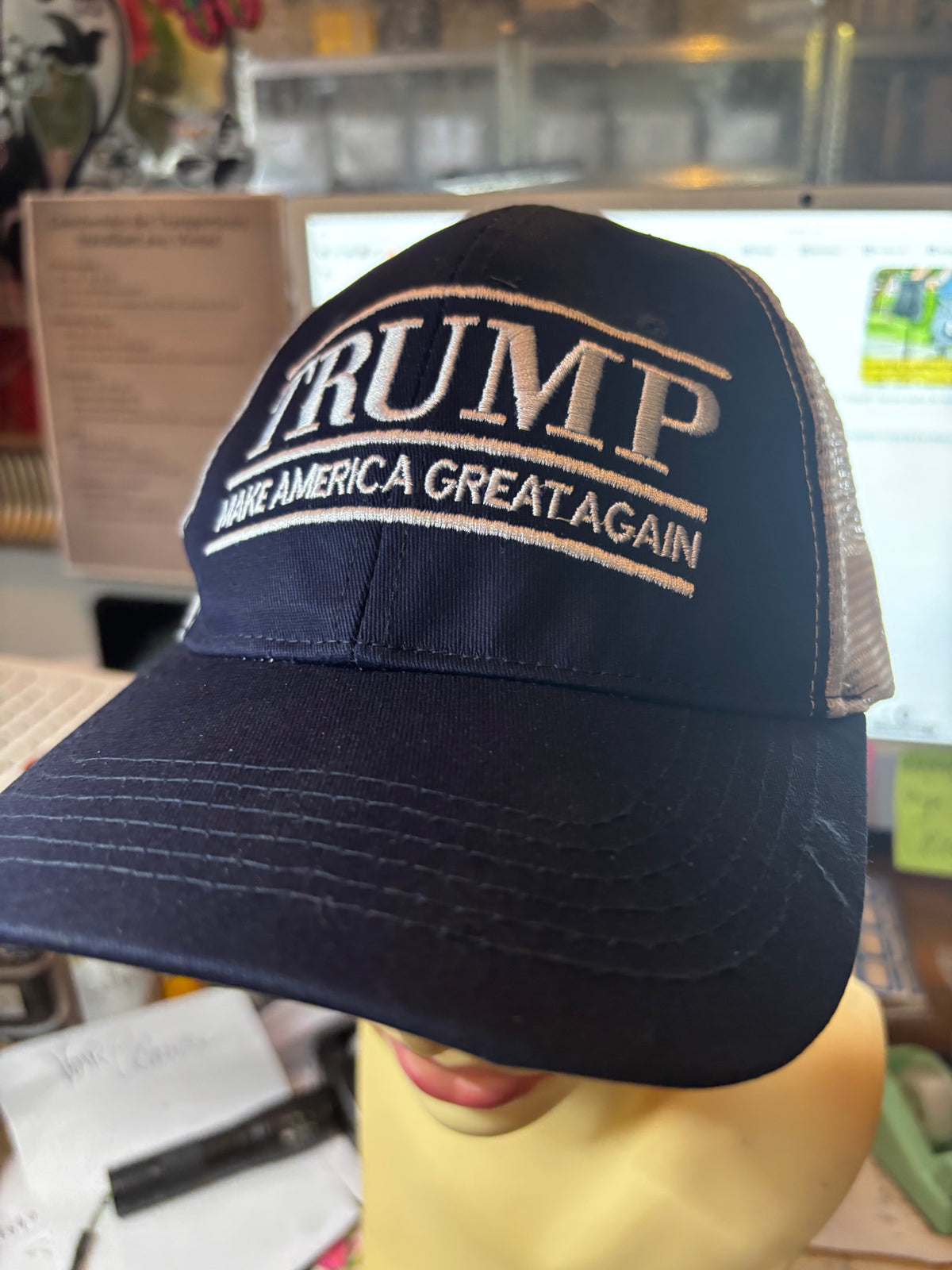 🧢 CASQUETTE TRUMP BLEU MARINE &amp; BLANCHE – ÉDITION BRODÉE PREMIUM