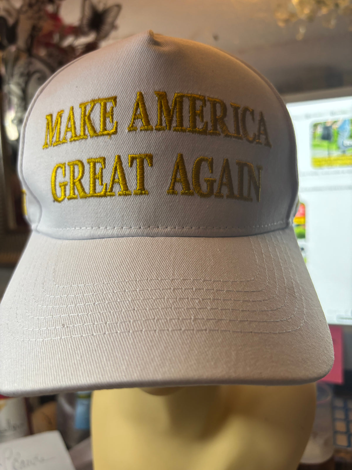 🧢 CASQUETTE BLANCHE « MAKE AMERICA GREAT AGAIN » – BRODERIE OR PREMIUM