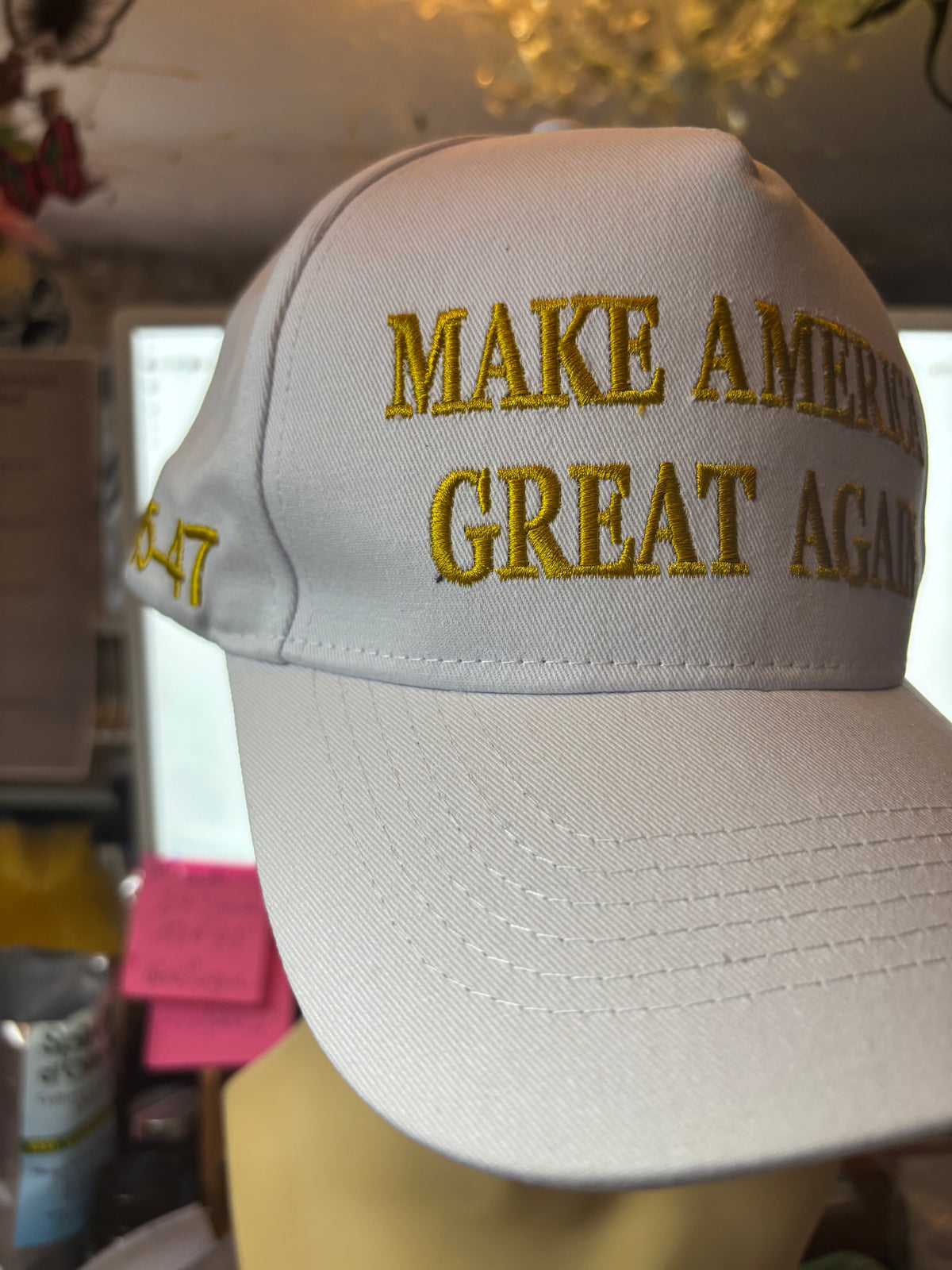🧢 CASQUETTE BLANCHE « MAKE AMERICA GREAT AGAIN » – BRODERIE OR PREMIUM