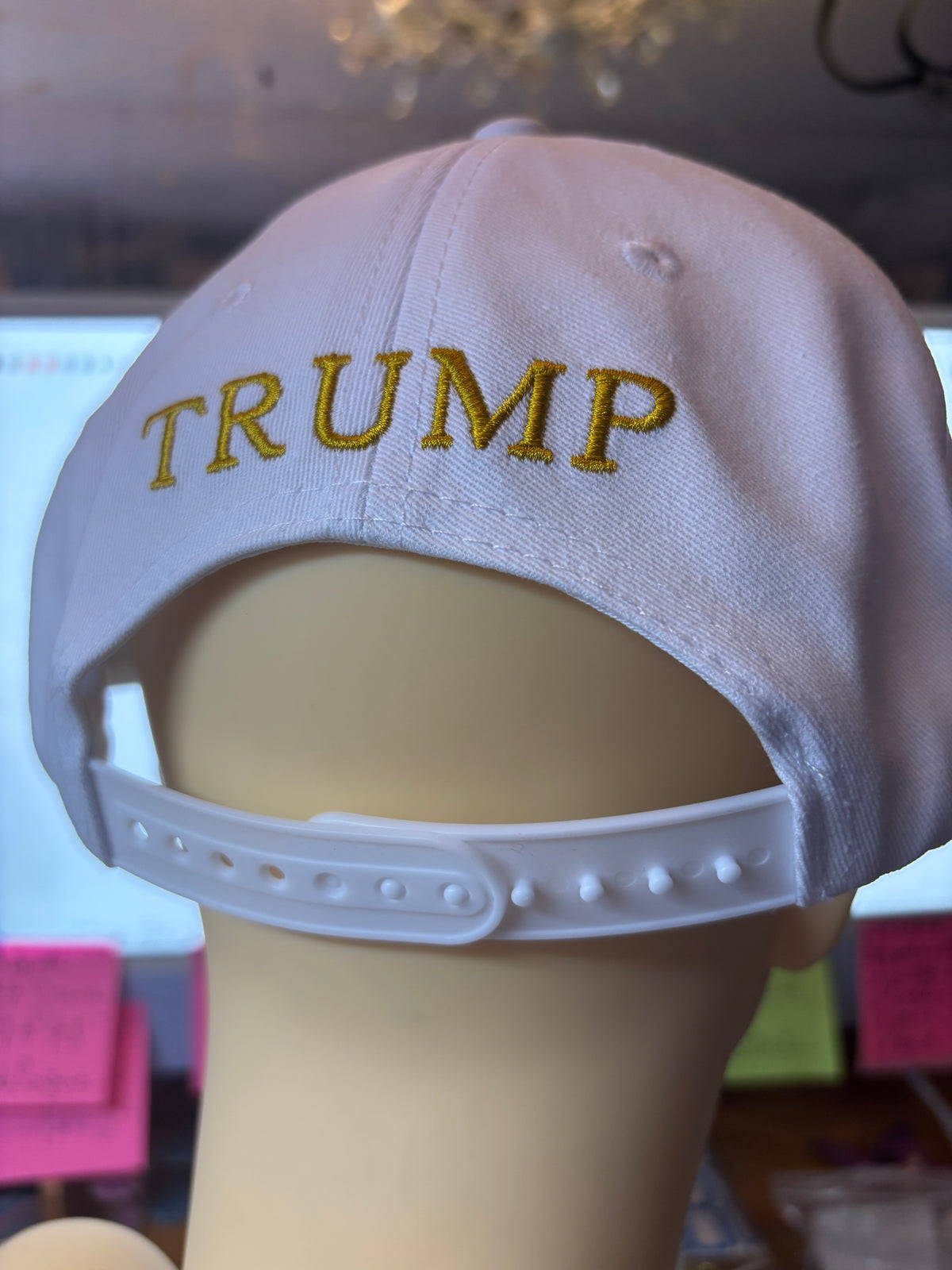 🧢 CASQUETTE BLANCHE « MAKE AMERICA GREAT AGAIN » – BRODERIE OR PREMIUM