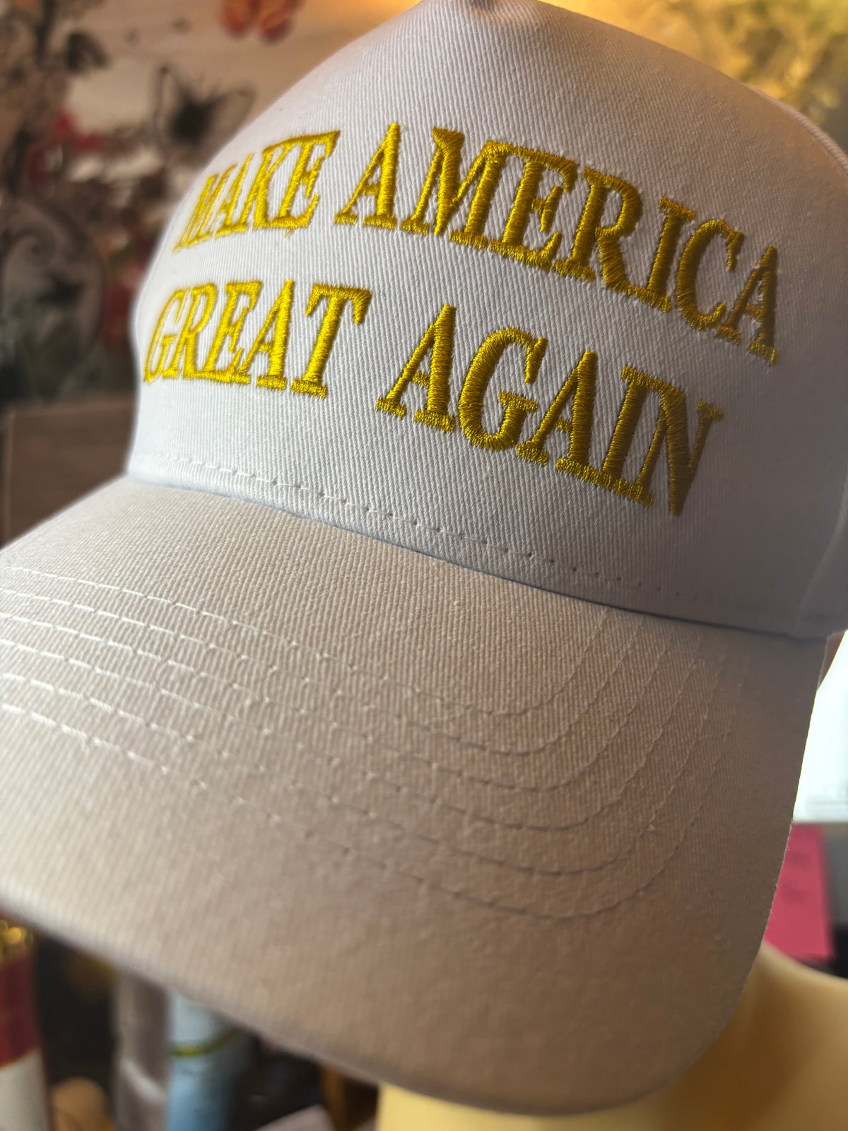 🧢 CASQUETTE BLANCHE « MAKE AMERICA GREAT AGAIN » – BRODERIE OR PREMIUM