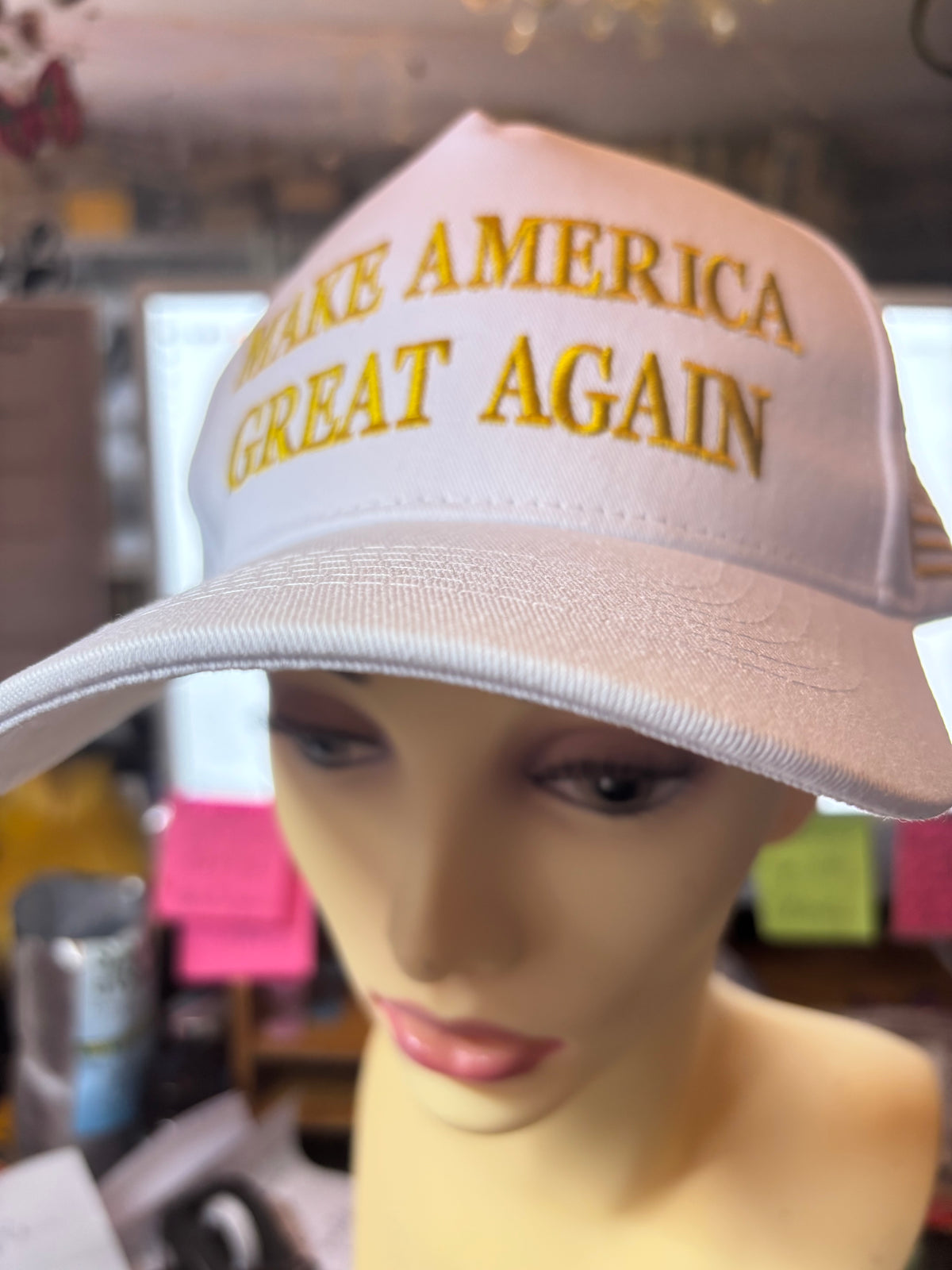 🧢 CASQUETTE BLANCHE « MAKE AMERICA GREAT AGAIN » – BRODERIE OR PREMIUM