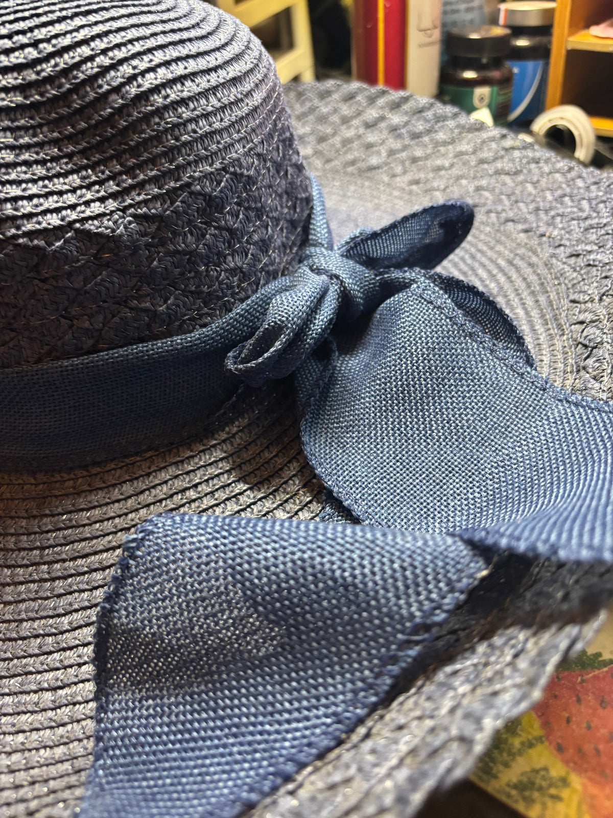 🌞 CHAPEAU CAPELINE BLEU MARINE – ÉLÉGANCE, CHARME & PROTECTION AU QUOTIDIEN