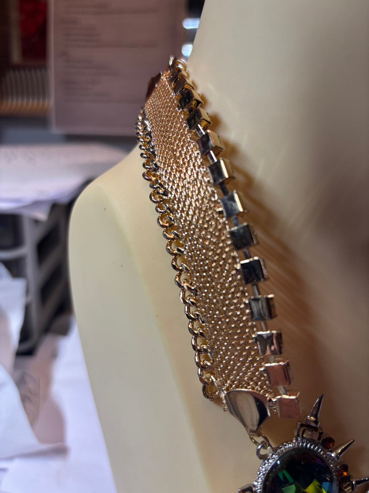 ✨ COLLIER FANTAISIE XXL – PIERRES IRISÉES &amp; MÉTAL DORÉ ROSÉ ✨