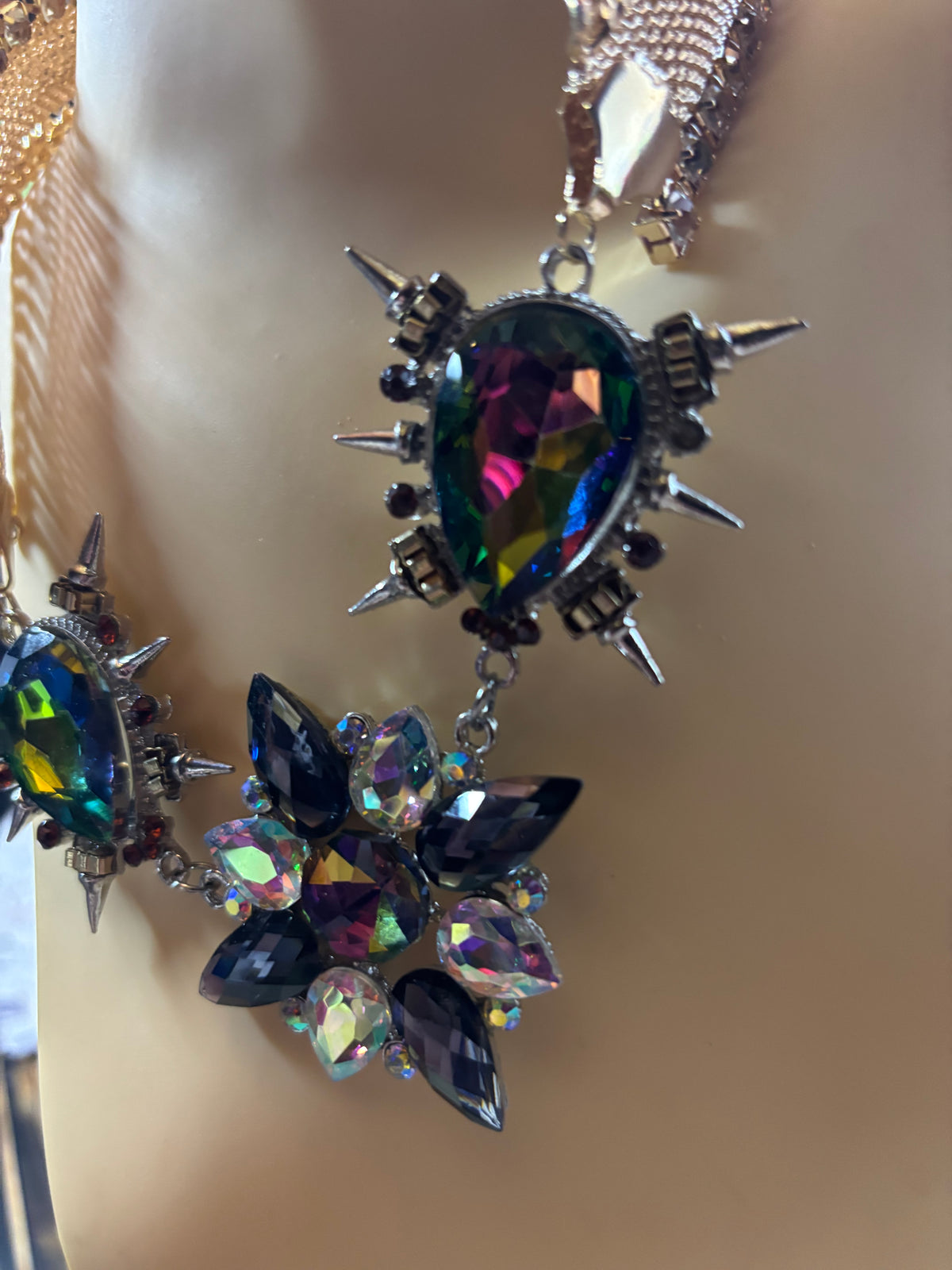 ✨ COLLIER FANTAISIE XXL – PIERRES IRISÉES &amp; MÉTAL DORÉ ROSÉ ✨