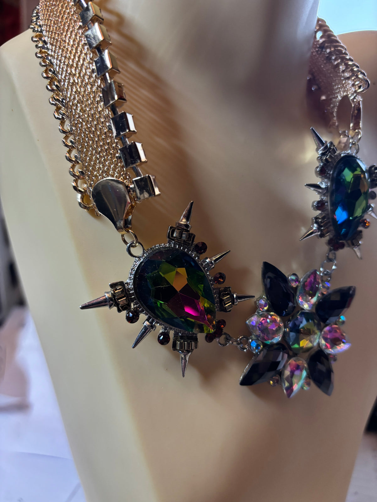 ✨ COLLIER FANTAISIE XXL – PIERRES IRISÉES &amp; MÉTAL DORÉ ROSÉ ✨