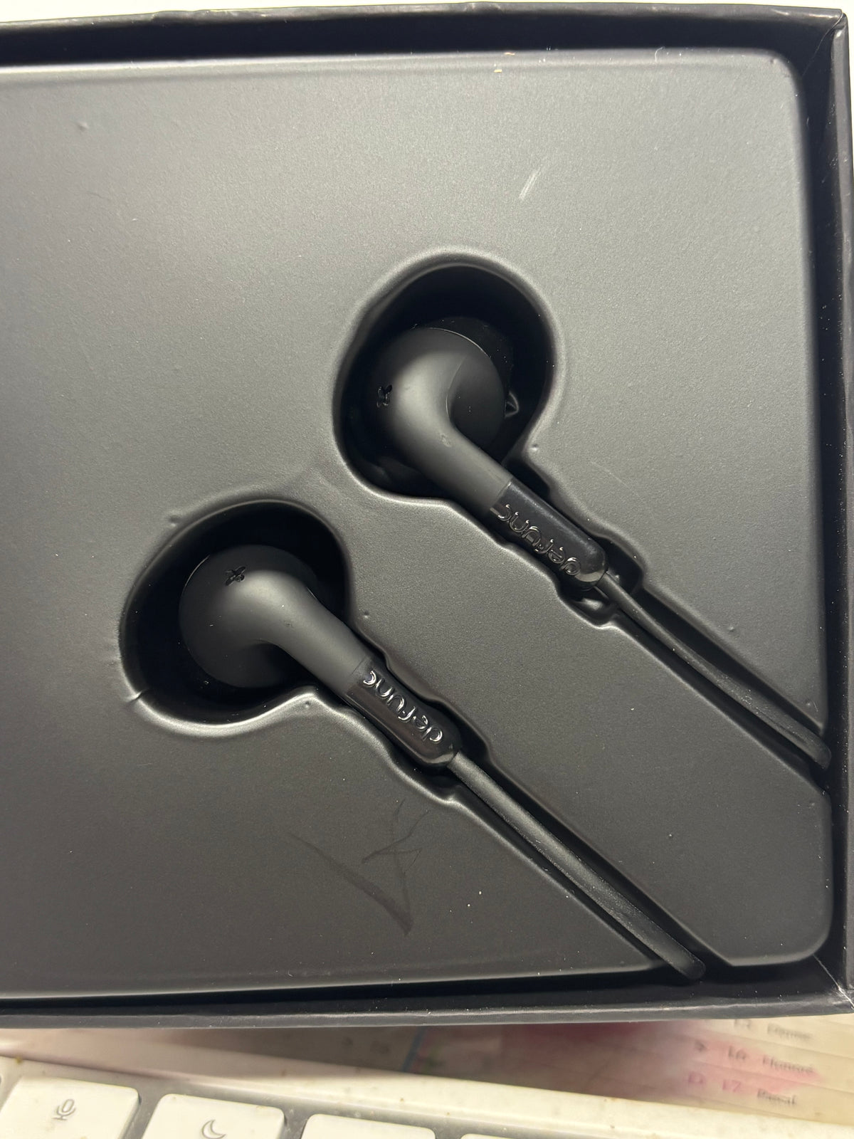 Lot de 2 écouteurs filaires avec microphone – noir + blanc