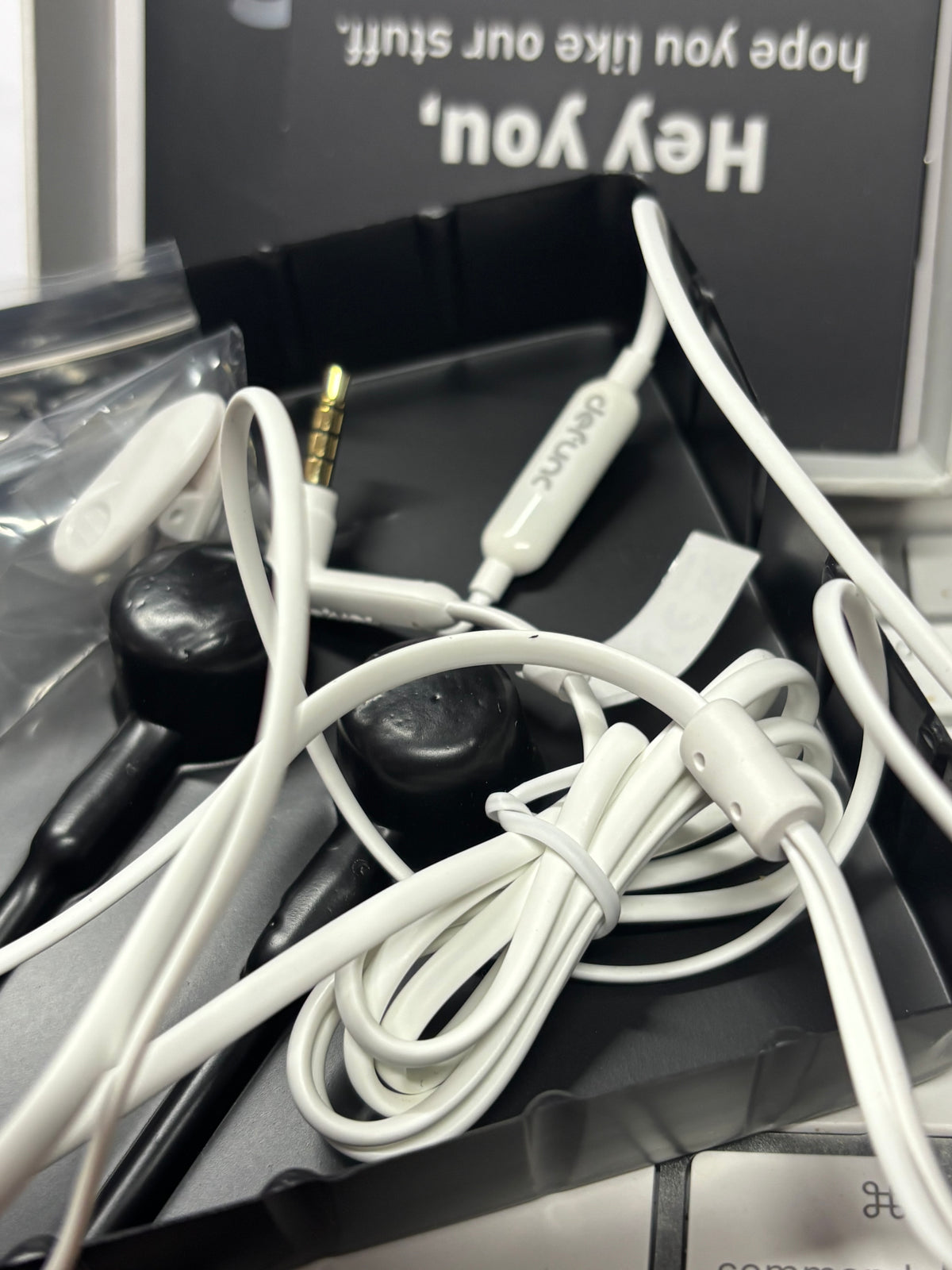 Lot de 2 écouteurs filaires avec microphone – noir + blanc