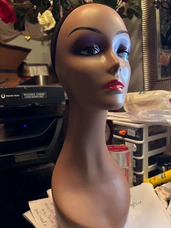 Tête de mannequin professionnelle - Teint hâlé - Taille 54