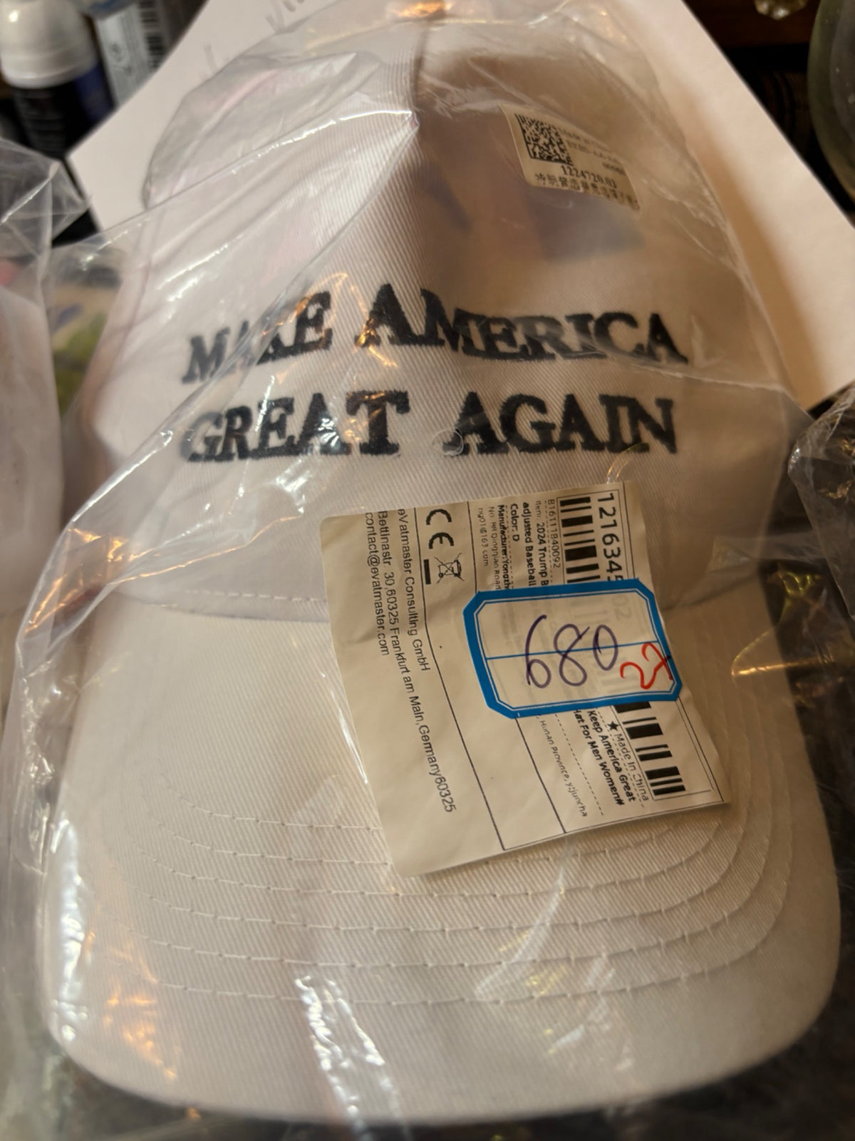 Casquette blanche classe... brodée et surpiquée