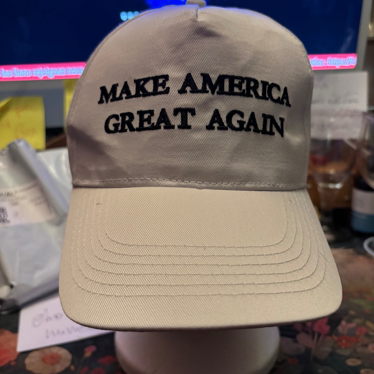 Casquette blanche classe... brodée et surpiquée
