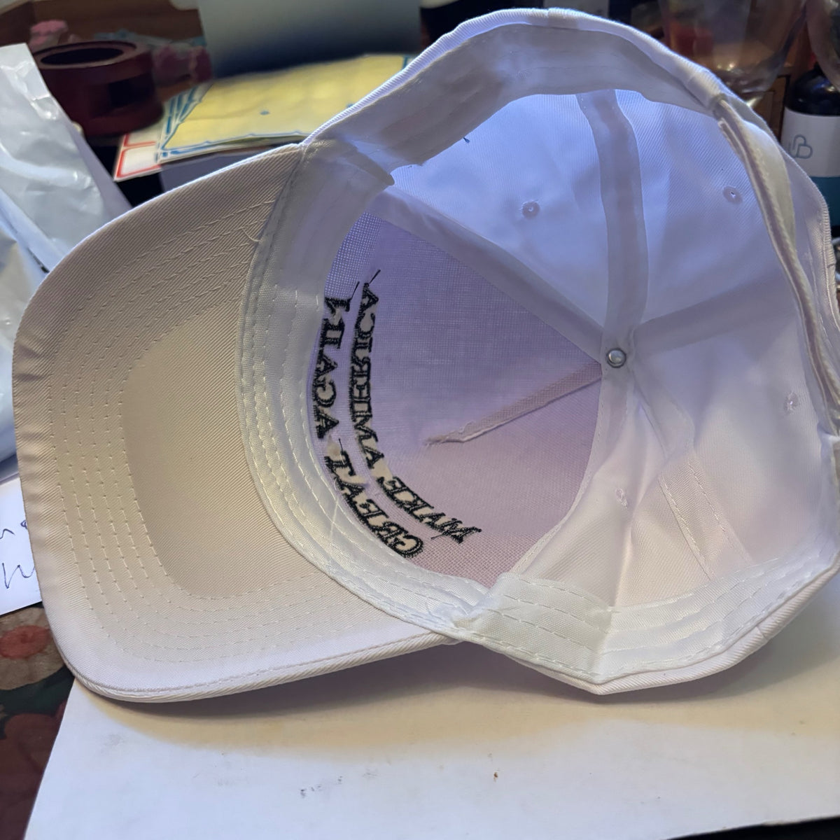 Casquette blanche classe... brodée et surpiquée