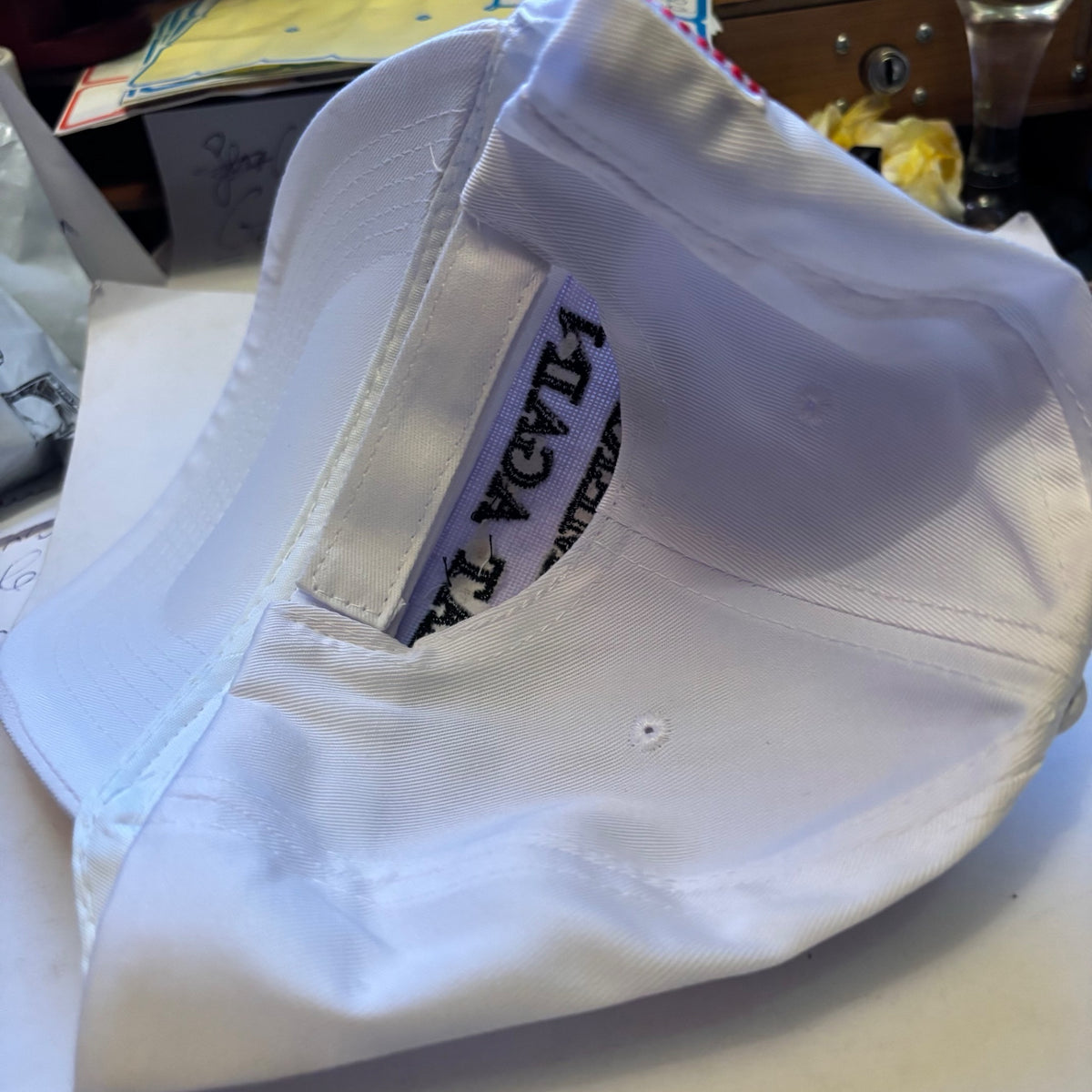 Casquette blanche classe... brodée et surpiquée