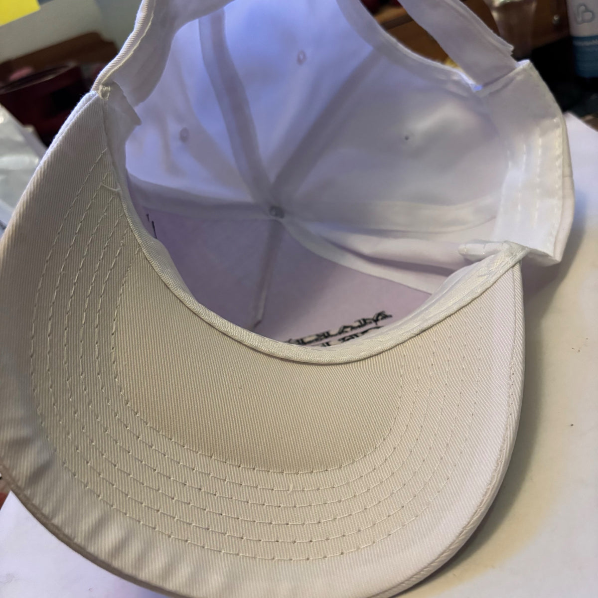 Casquette blanche classe... brodée et surpiquée