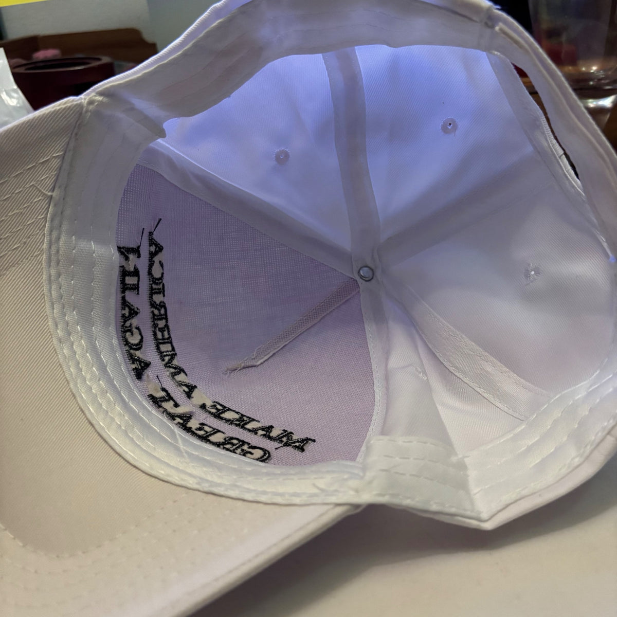 Casquette blanche classe... brodée et surpiquée