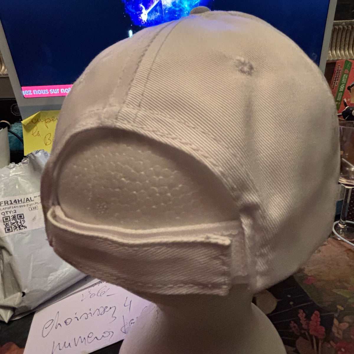 Casquette blanche classe... brodée et surpiquée