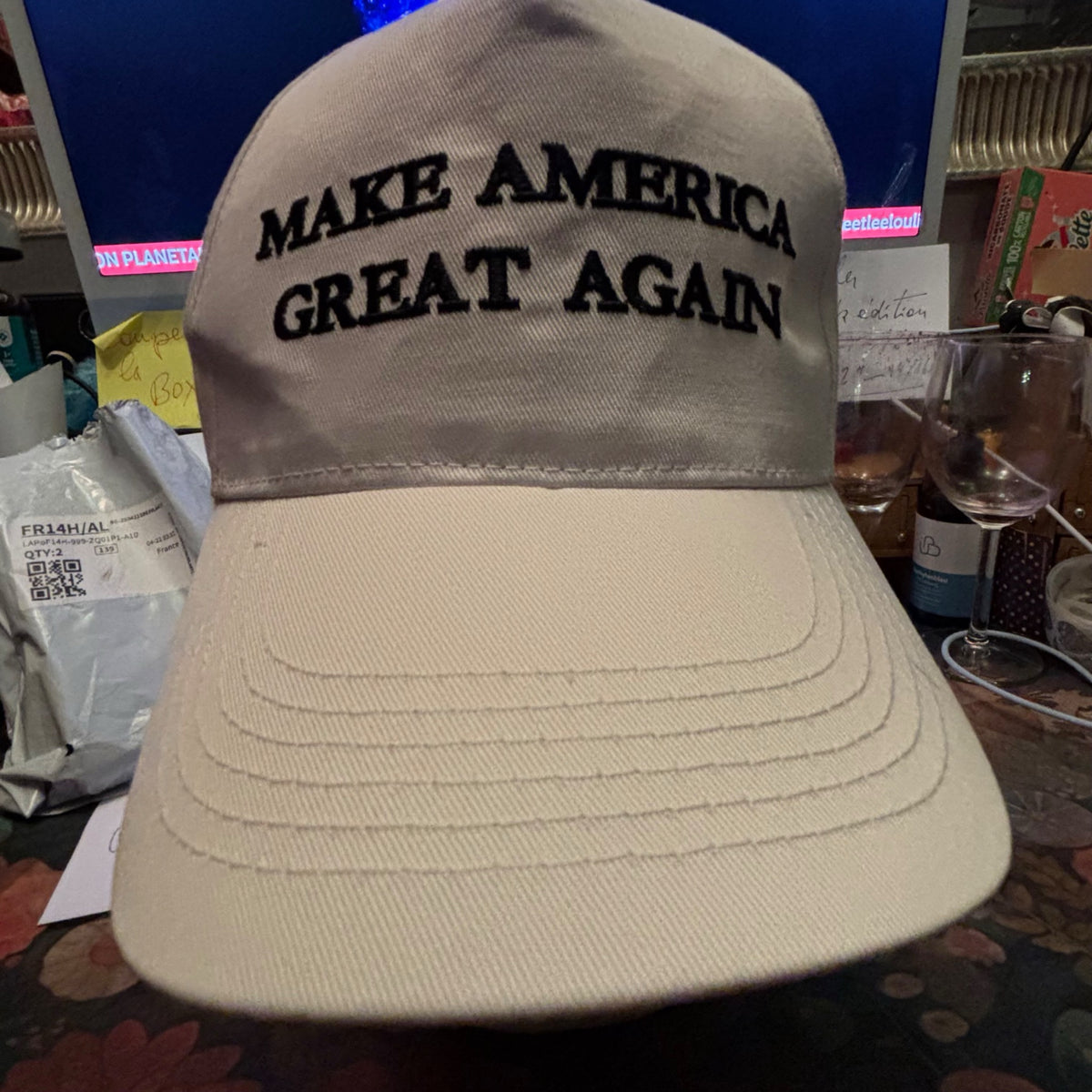 Casquette blanche classe... brodée et surpiquée