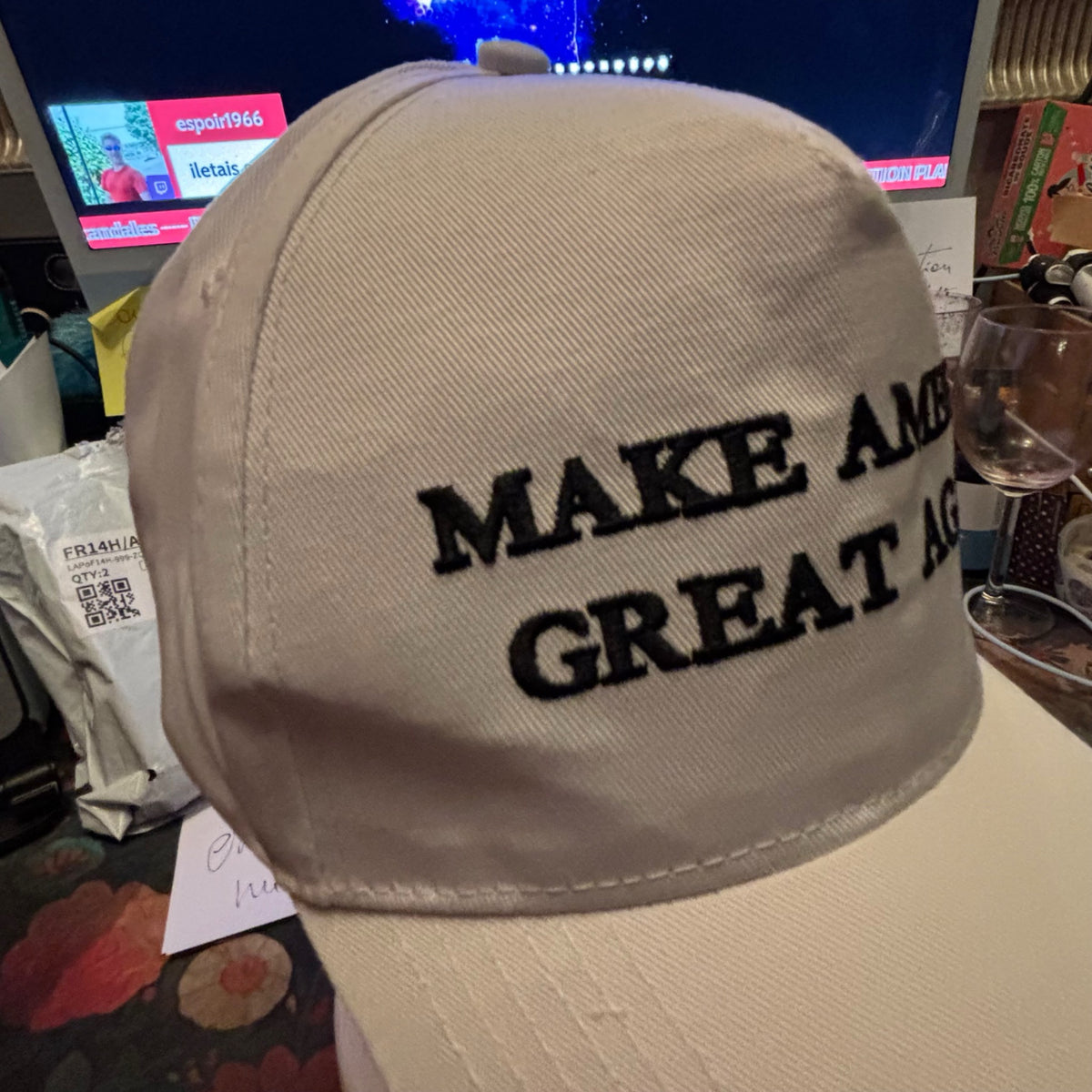 Casquette blanche classe... brodée et surpiquée