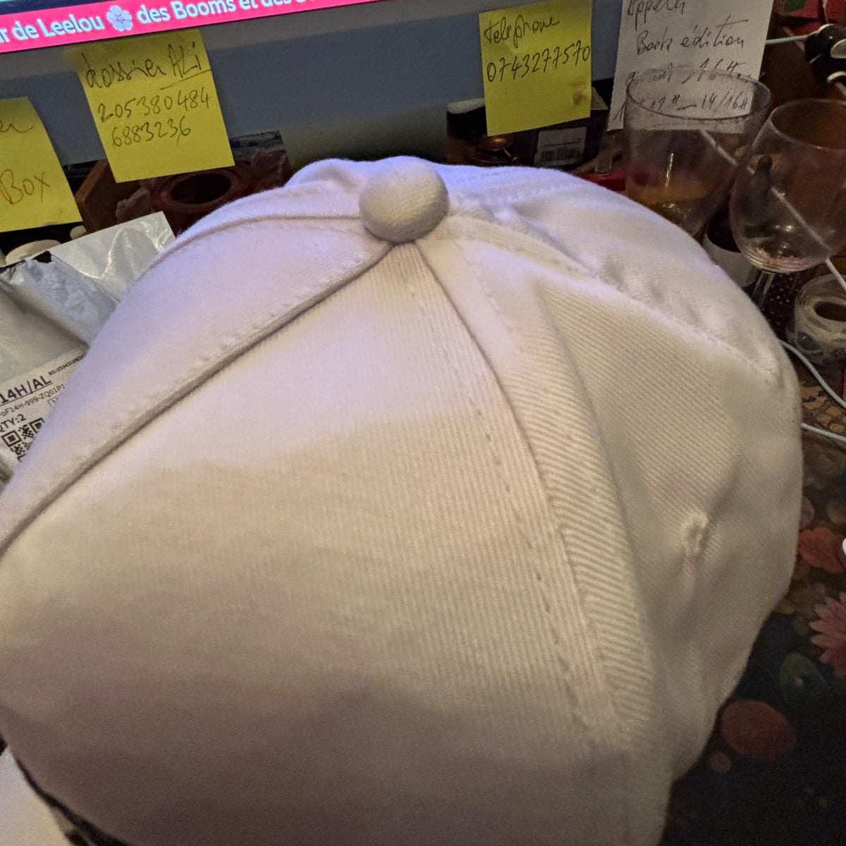 Casquette blanche classe... brodée et surpiquée