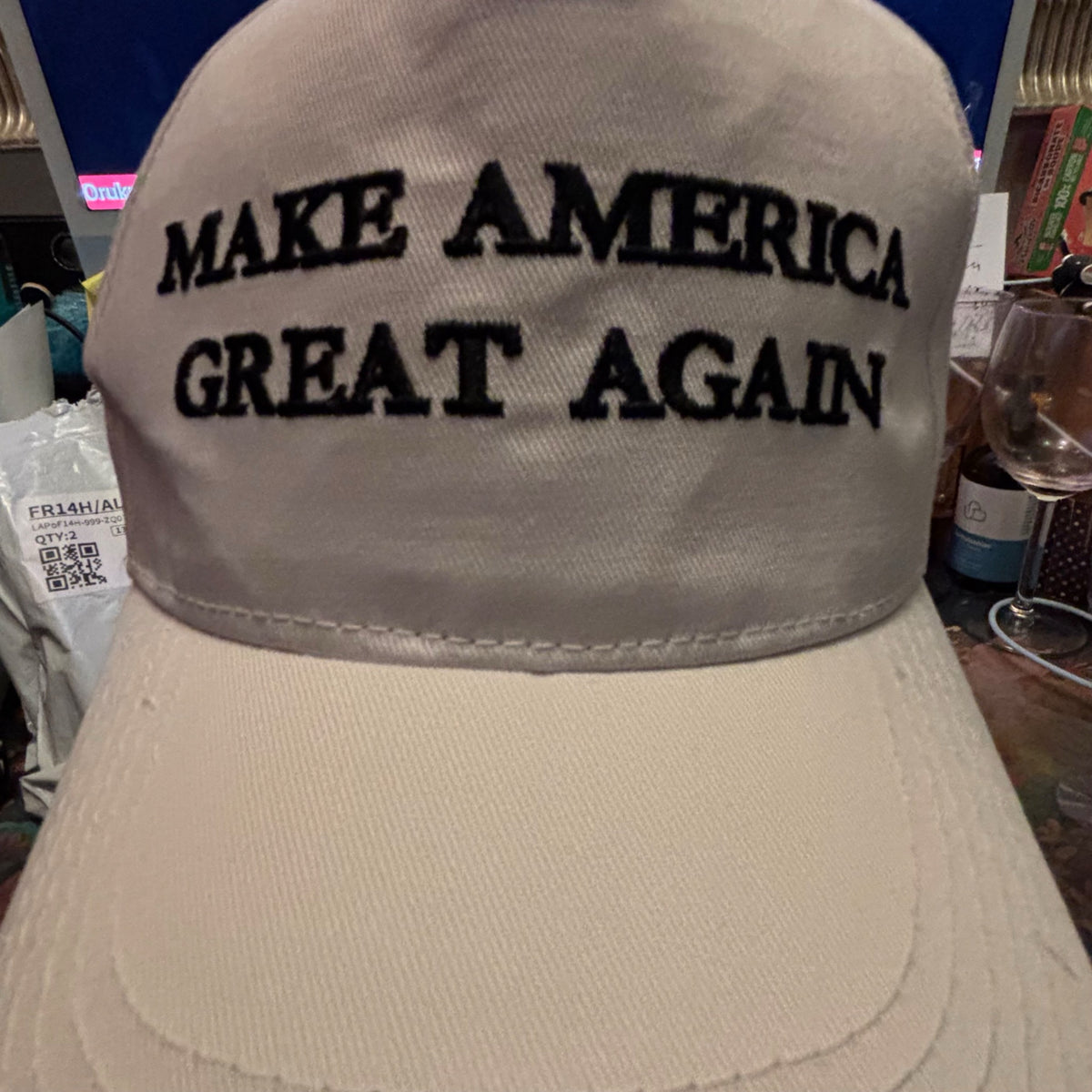 Casquette blanche classe... brodée et surpiquée