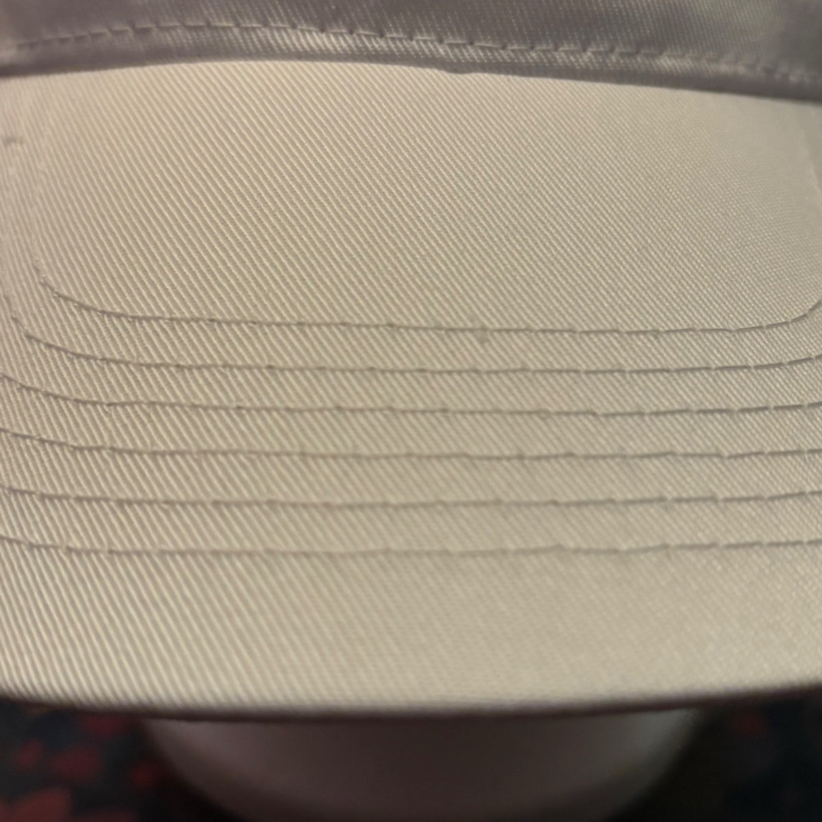 Casquette blanche classe... brodée et surpiquée